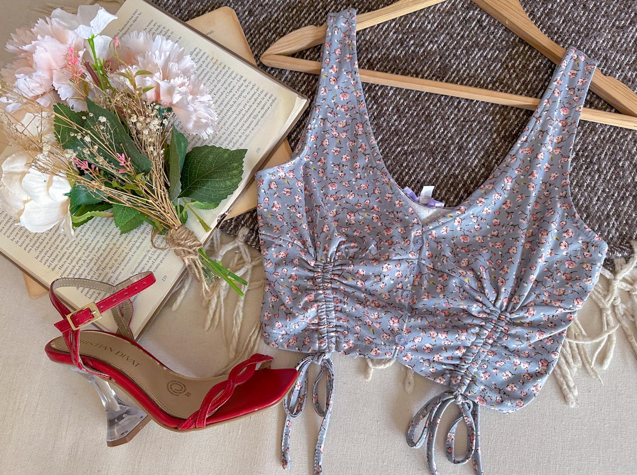 Crop top azul con flores 