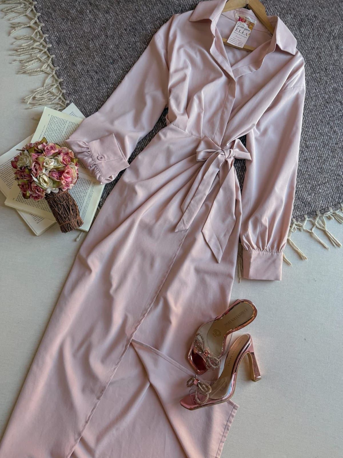 Vestido Rosa Her Bottari Largo Manga Larga Con Moño Y Cuello de Camisa