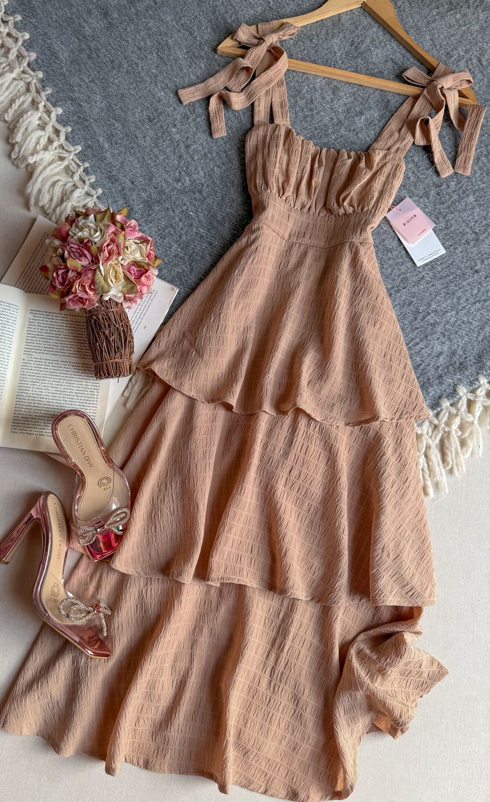 Vestido Cafe Blashe Midi Tirantes De Moño Con Capas