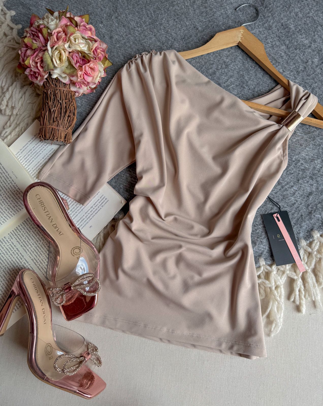 Blusa Beige Nude Iris Largo Unimanga Con Broche En Tirante