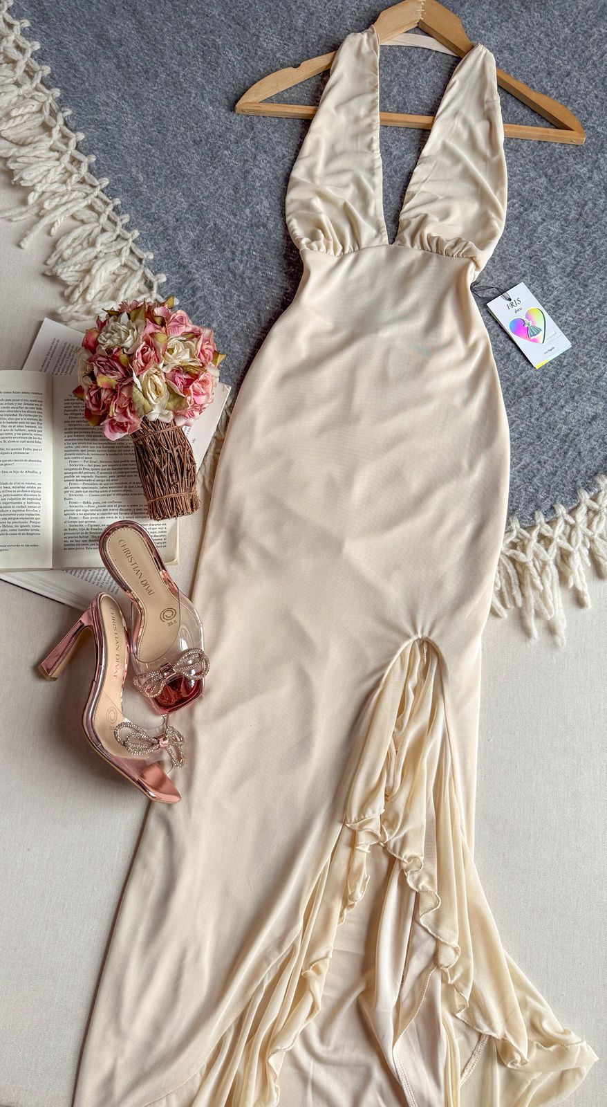 Vestido Beige Iris Largo Halter Con Abertura En Pierna
