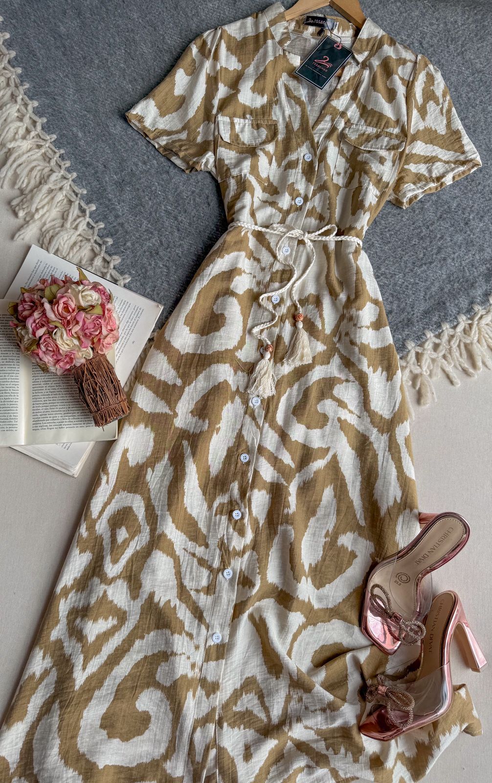 Vestido Beige ZISSACHAR Largo manga Manga Corta Con Manchas Cafes 