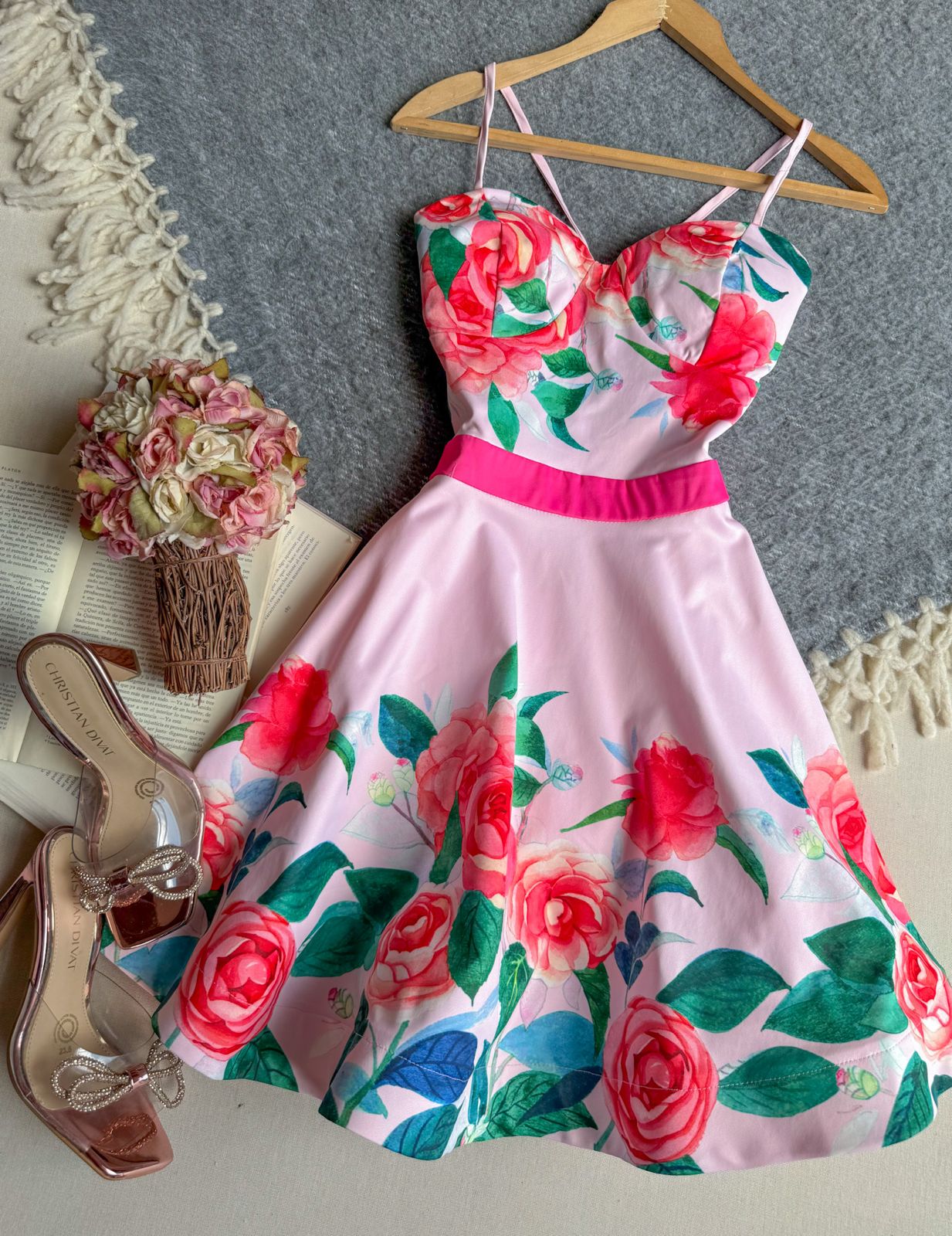 Vestido Rosa Luxmi Corto Tirantes Con Rosas Rojas