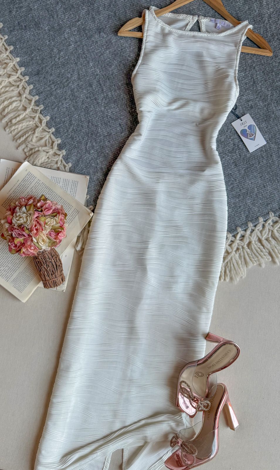 Vestido Blanco Iris Largo Sin Manga Escote Trasero Tela Con Textura