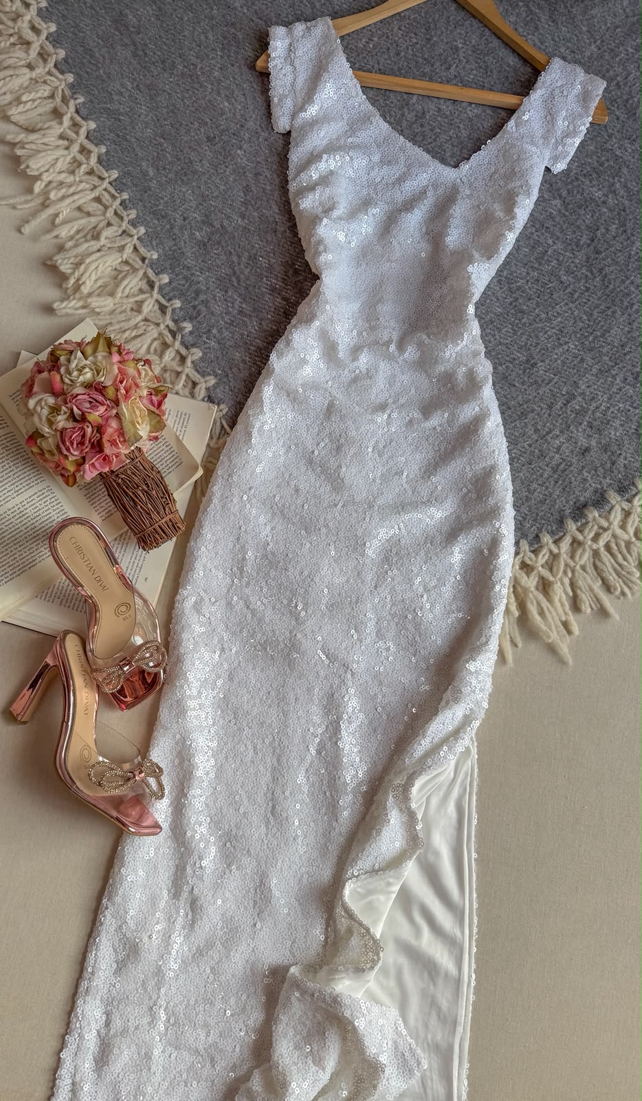Vestido Blanco INA Largo Sin Sin Manga De Lentejuelas Con Abertura En Pierna