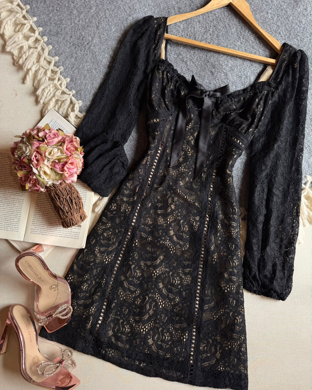 Vestido Negro INA Corto Manga Larga Encaje Suave Con Moño En Pecho