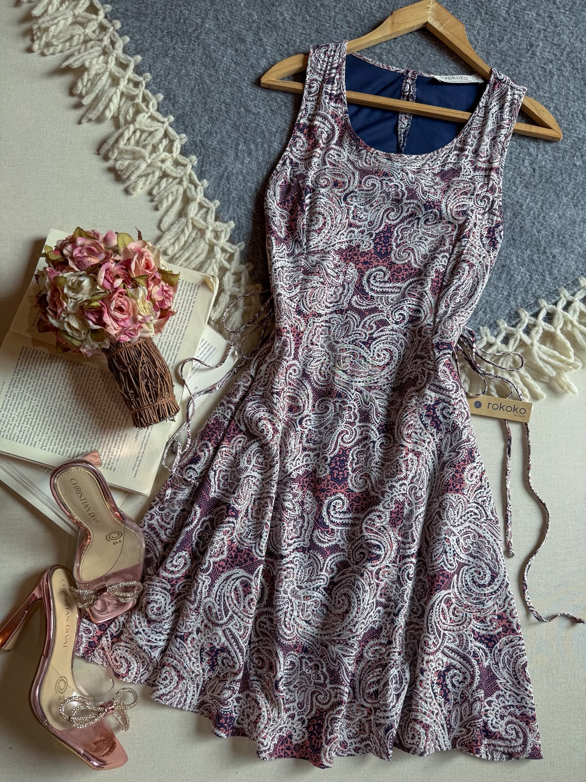 Vestido Tinto Rokoko Corto sin Sin Manga Con Mandalas Blancas