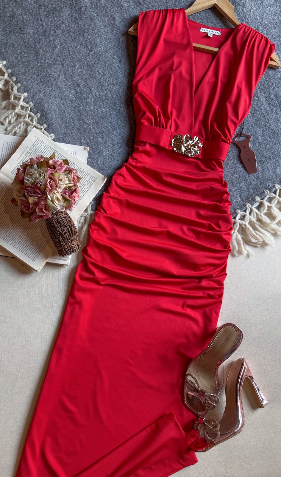 Vestido Rojo Iris Largo Sin Manga Escote V Con Cinto Y Ebilla Dorada