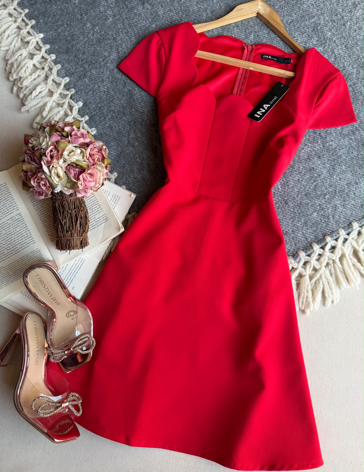 Vestido Rojo INA Corto Manga Corta Con Cuello Ondulado