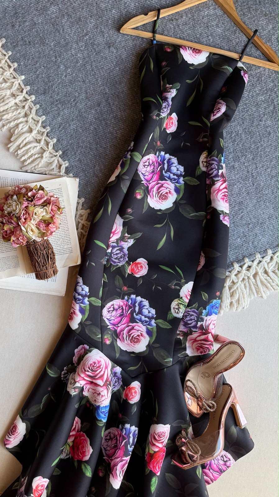 Vestido Negro INA Largo Tirantes Con Flores Rosas Asimetrico