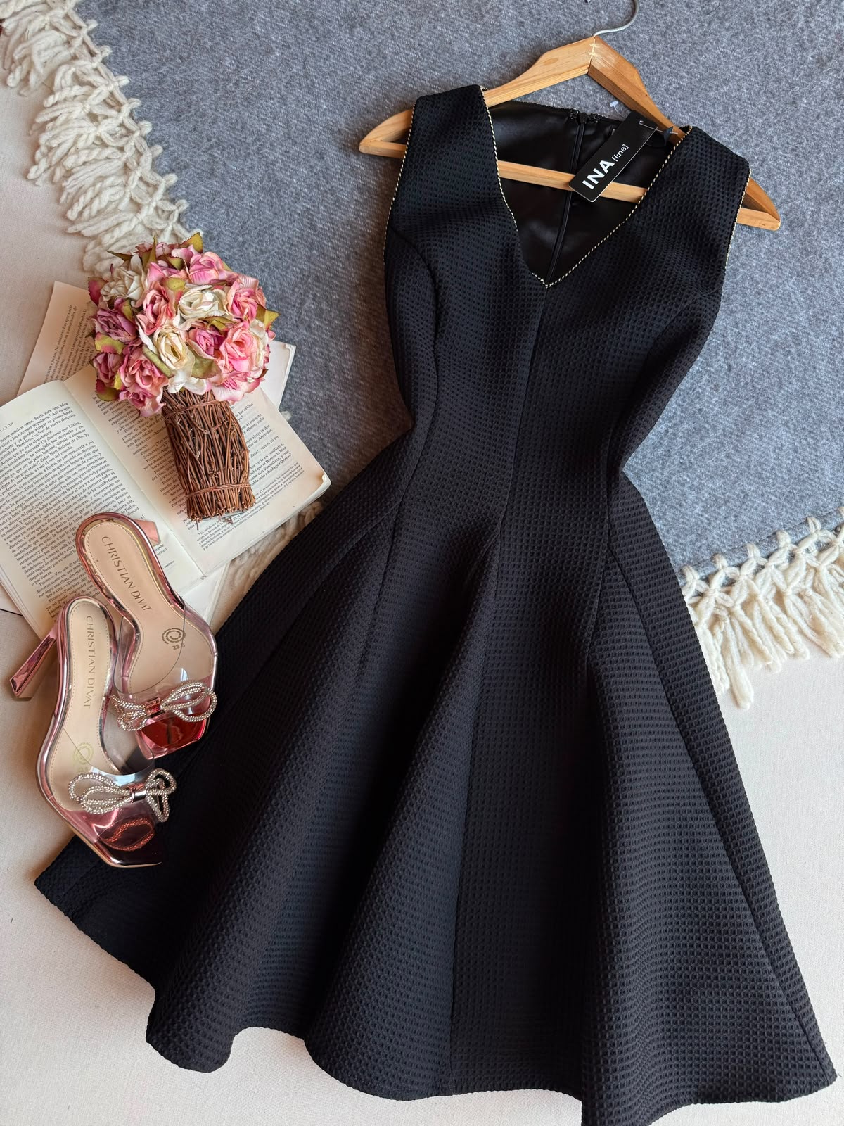 Vestido Negro INA Corto Sin Manga Escote V Dorado Tela Texturizada