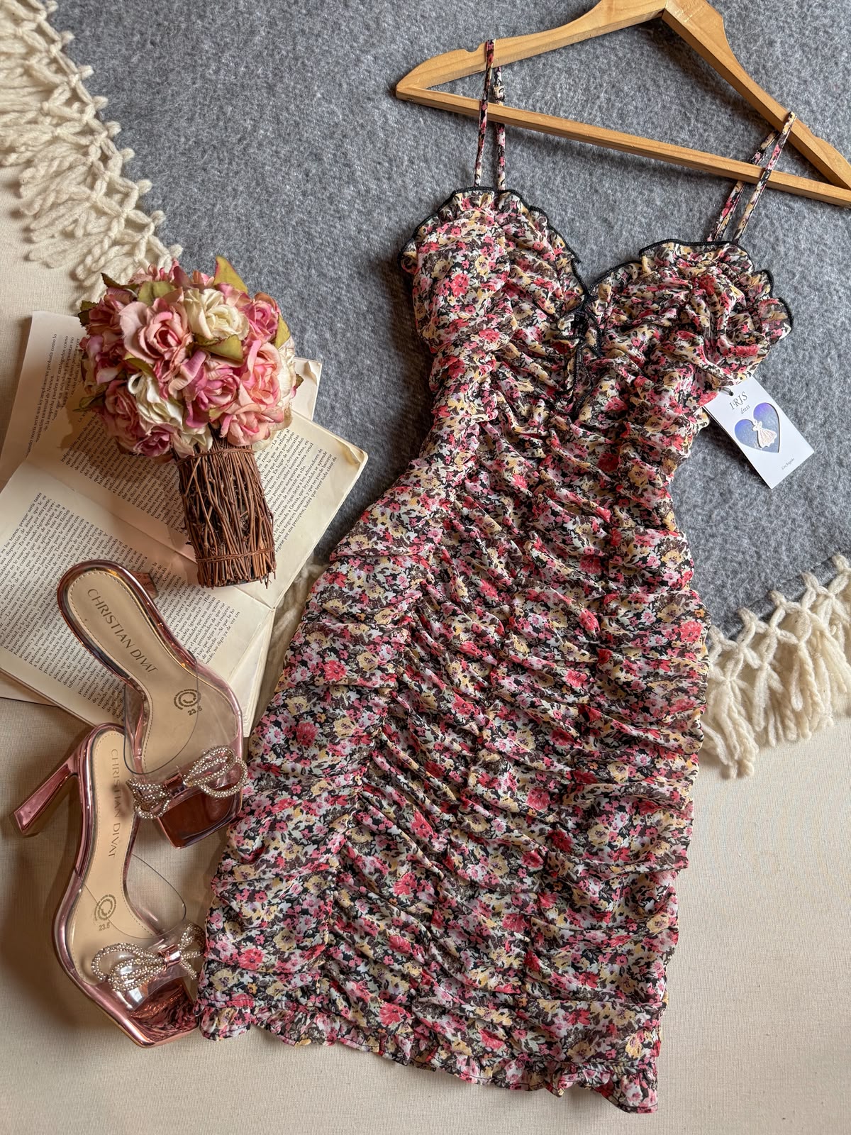 Vestido Negro Iris Corto Tirantes Corrugado Con Florecitas