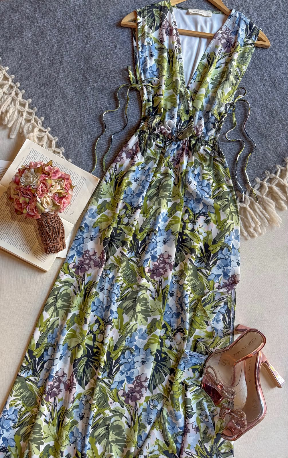 Vestido Verde Rokoko Largo Sin Manga Con Flores Y Cintillas En Costillas