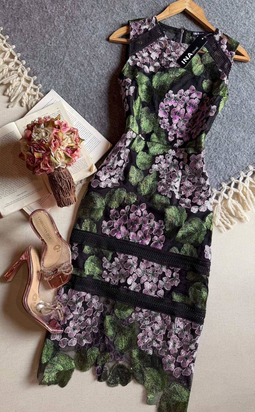 Vestido Negro INA Midi Sin Manga Todo Bordado Verde Flores Lilas