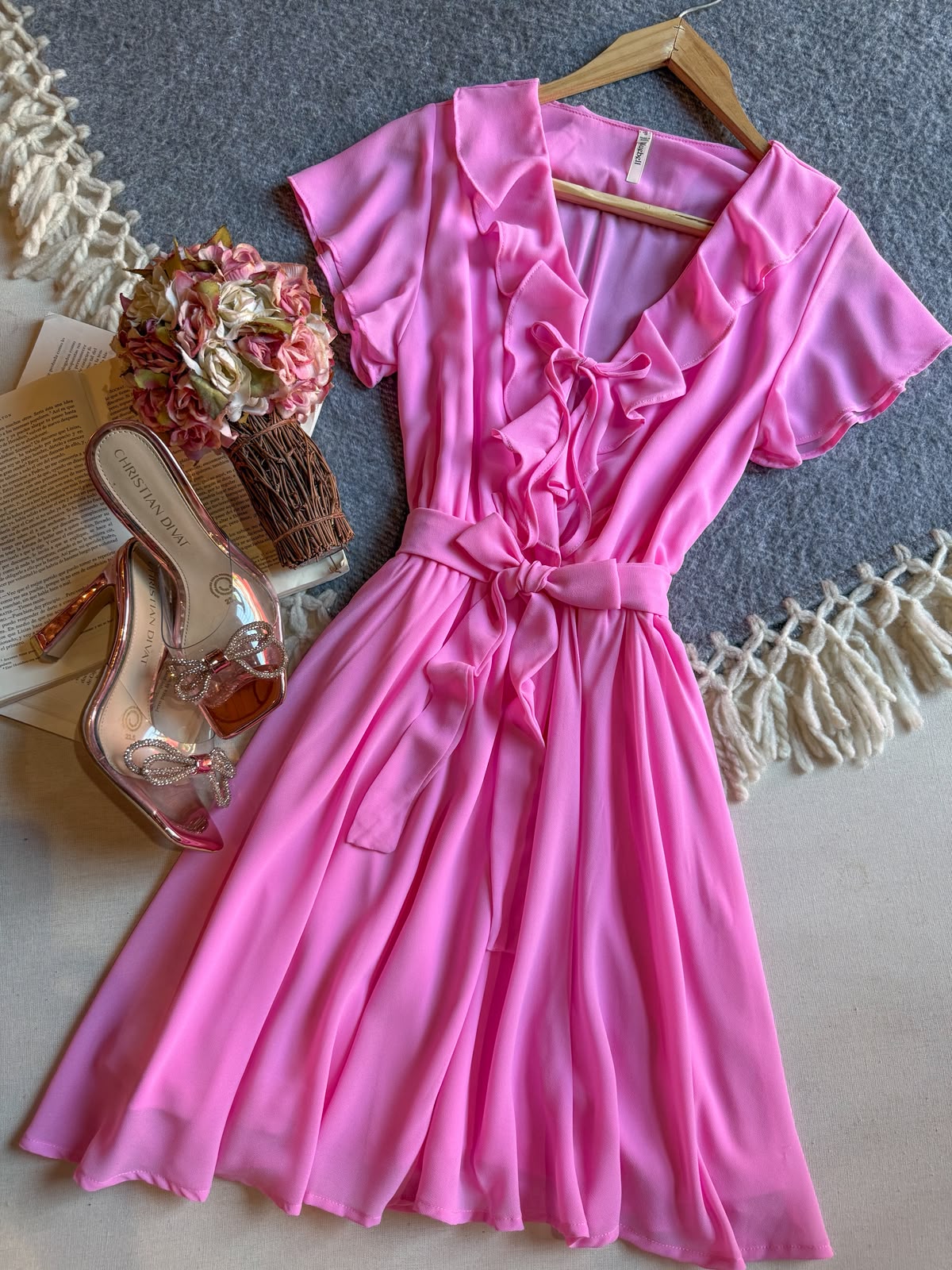 Vestido Rosa Bluebell Corto Manga Corta Escote Con Olanes Y Cinto 
