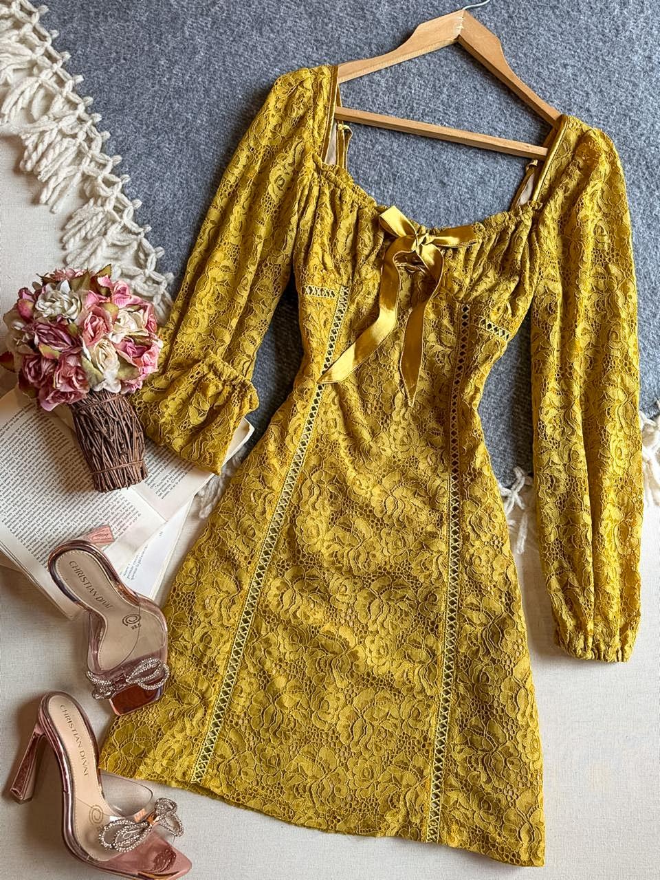 Vestido Amarillo INA Corto Manga Larga Todo De Encaje Con Liston En pecho 