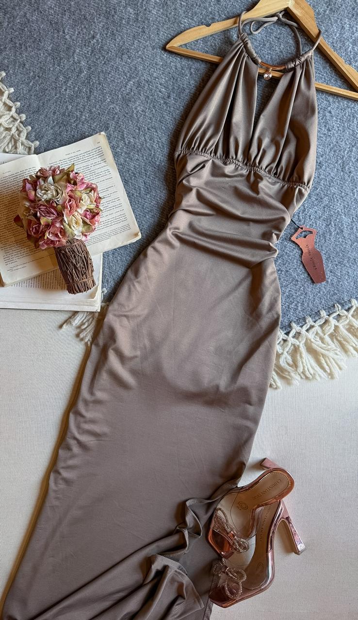 Vestido Cafe Haute Monde Largo Halter Detalle Metalico En Cuello y Diamante