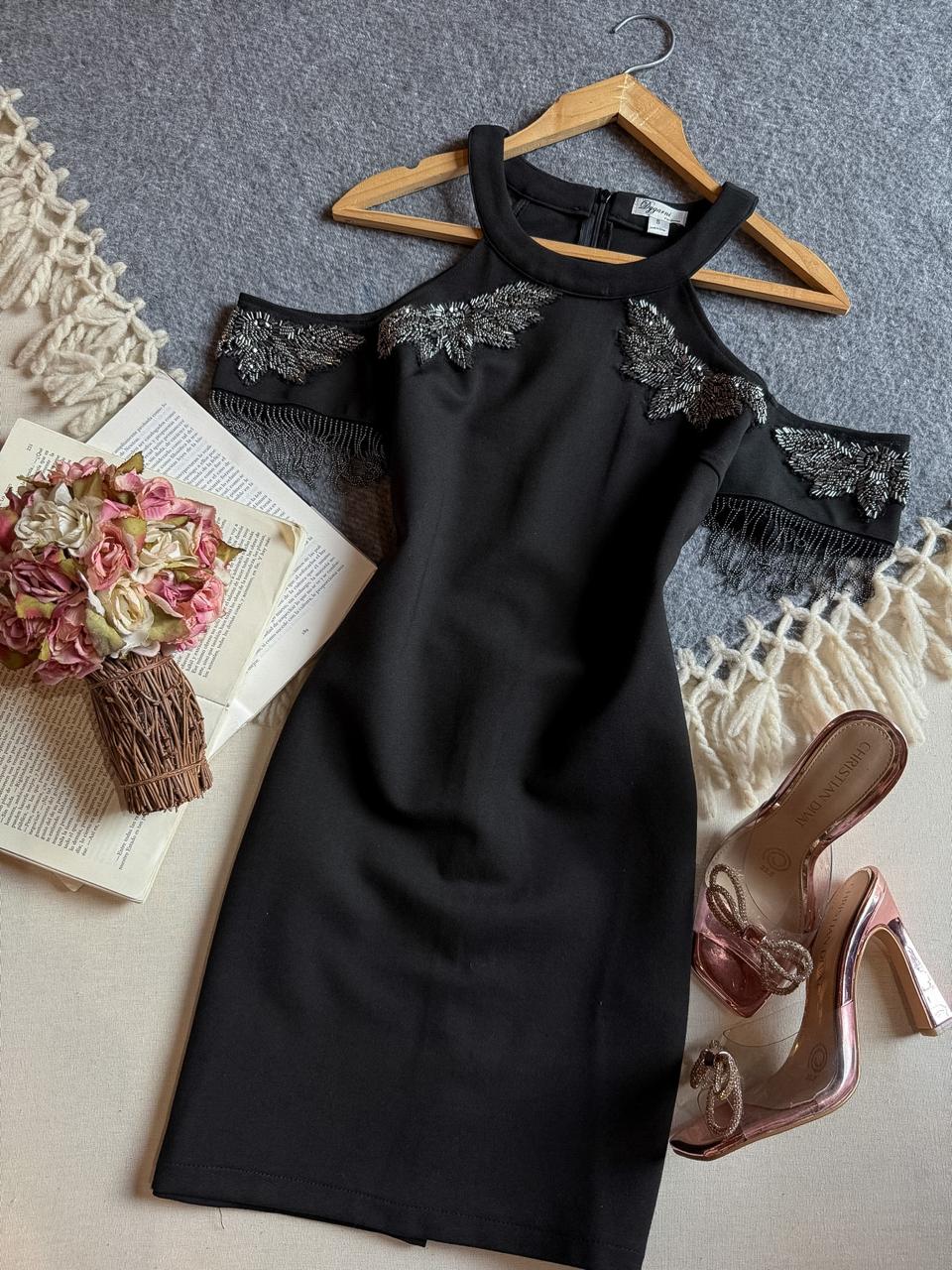 Vestido Negro Digarni Corto Halter Con Manga Campesina y Aplicaciones de Chaquira