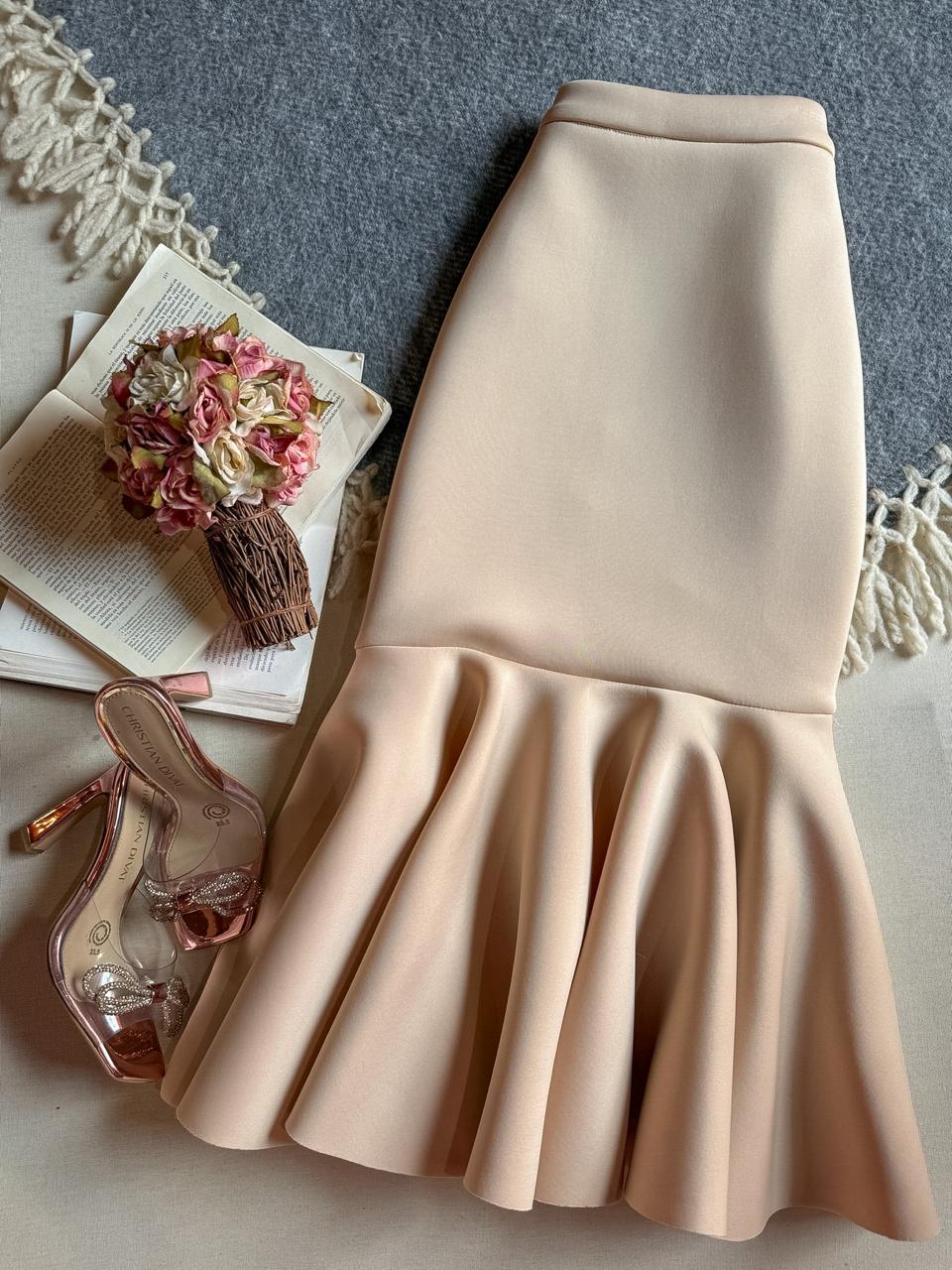 Falda Beige INA Midi Pegada y Con Olanes abajo