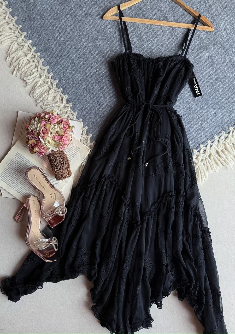 Vestido Negro Iris Midi Tirantes Tela Perforada Con Picos Abajo y cinto