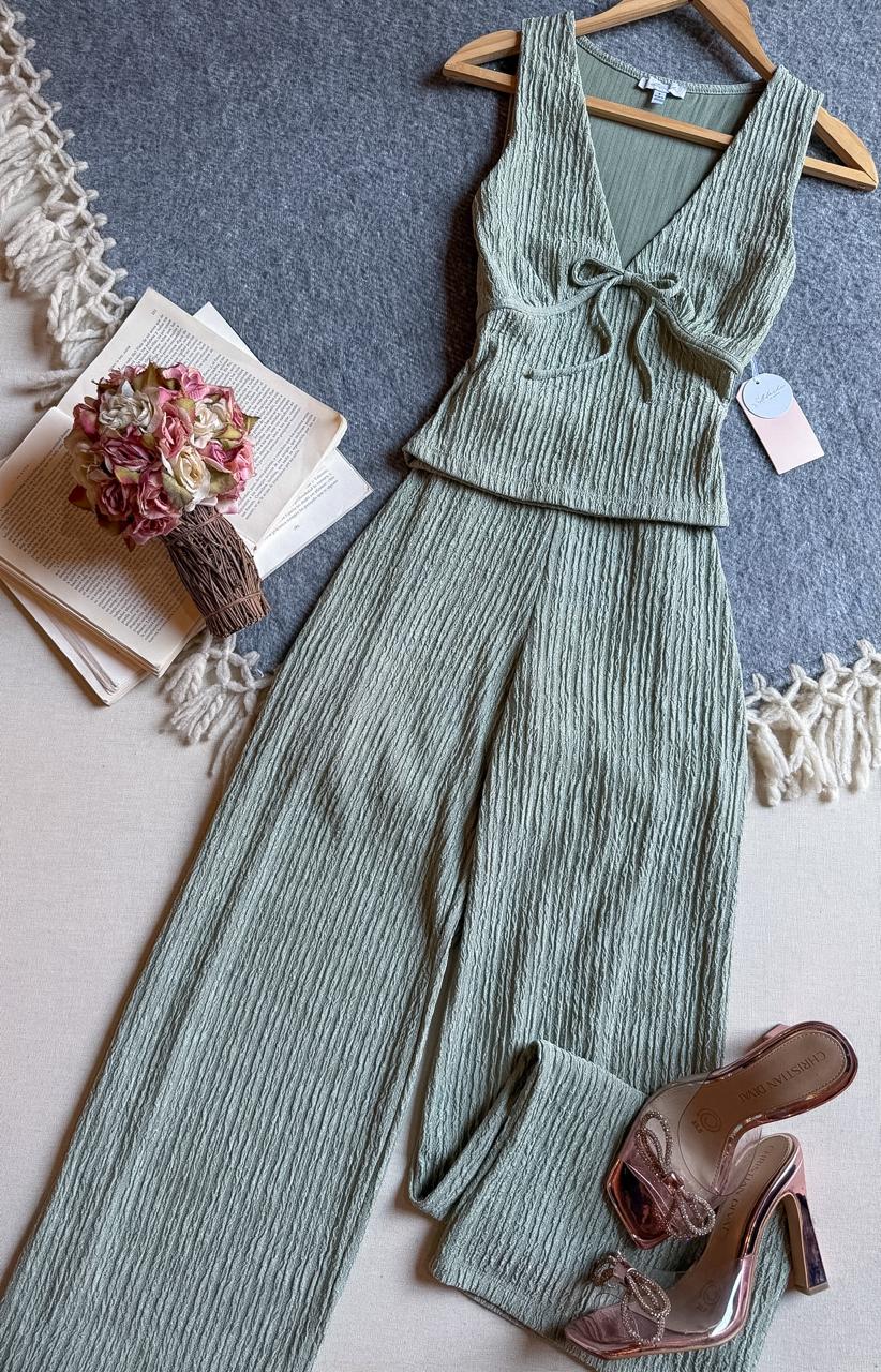 Conjunto Pantalon Verde oliva Blashe Largo Sin Manga Tela Corrugada Moñito En Pecho