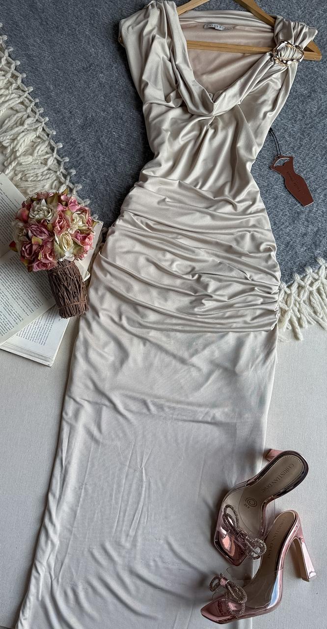 Vestido Beige Haute Monde Midi Sin Manga Corrugado Cuello Amaca Detalle Metalico en Hombro 