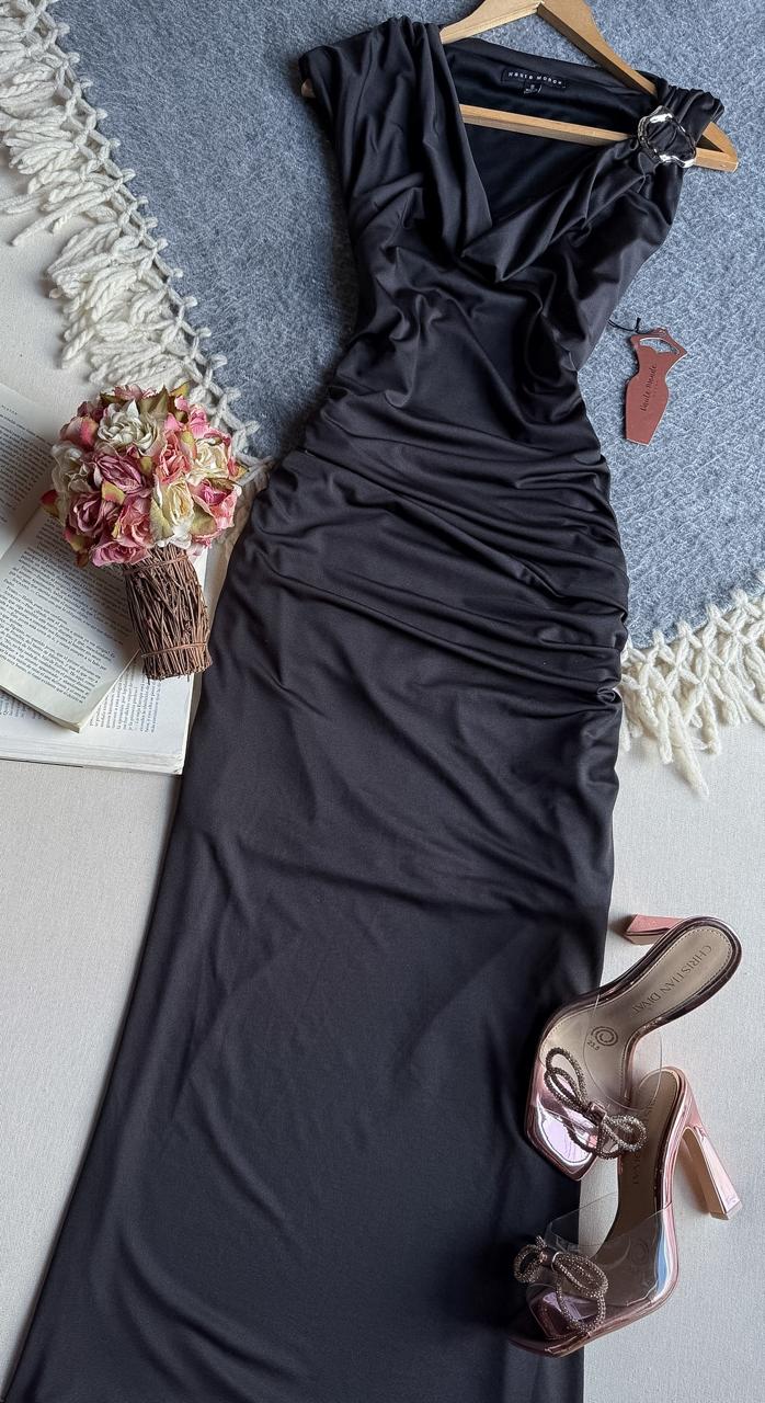 Vestido Negro Haute Monde Midi Sin Manga Corrugado Cuello Amaca Detalle Metalico en Hombro 