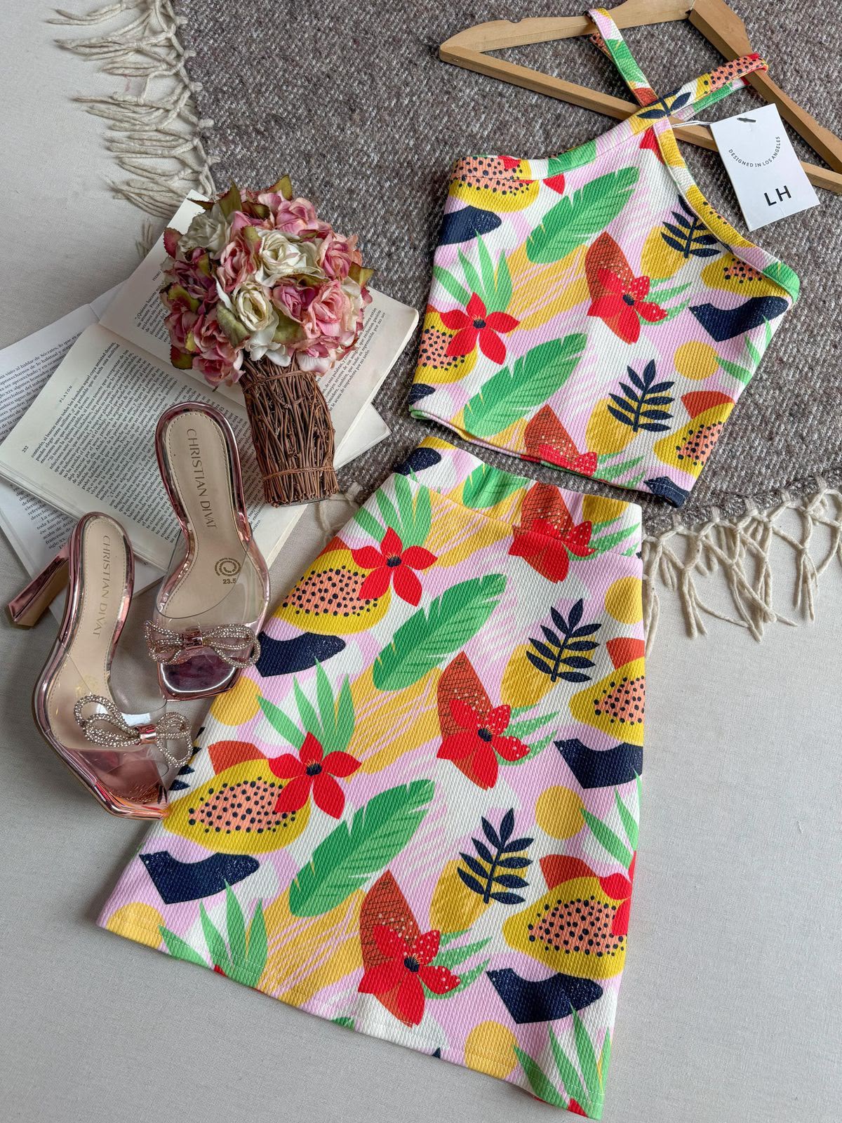  Conjunto frutal con flores rojas y tirantes