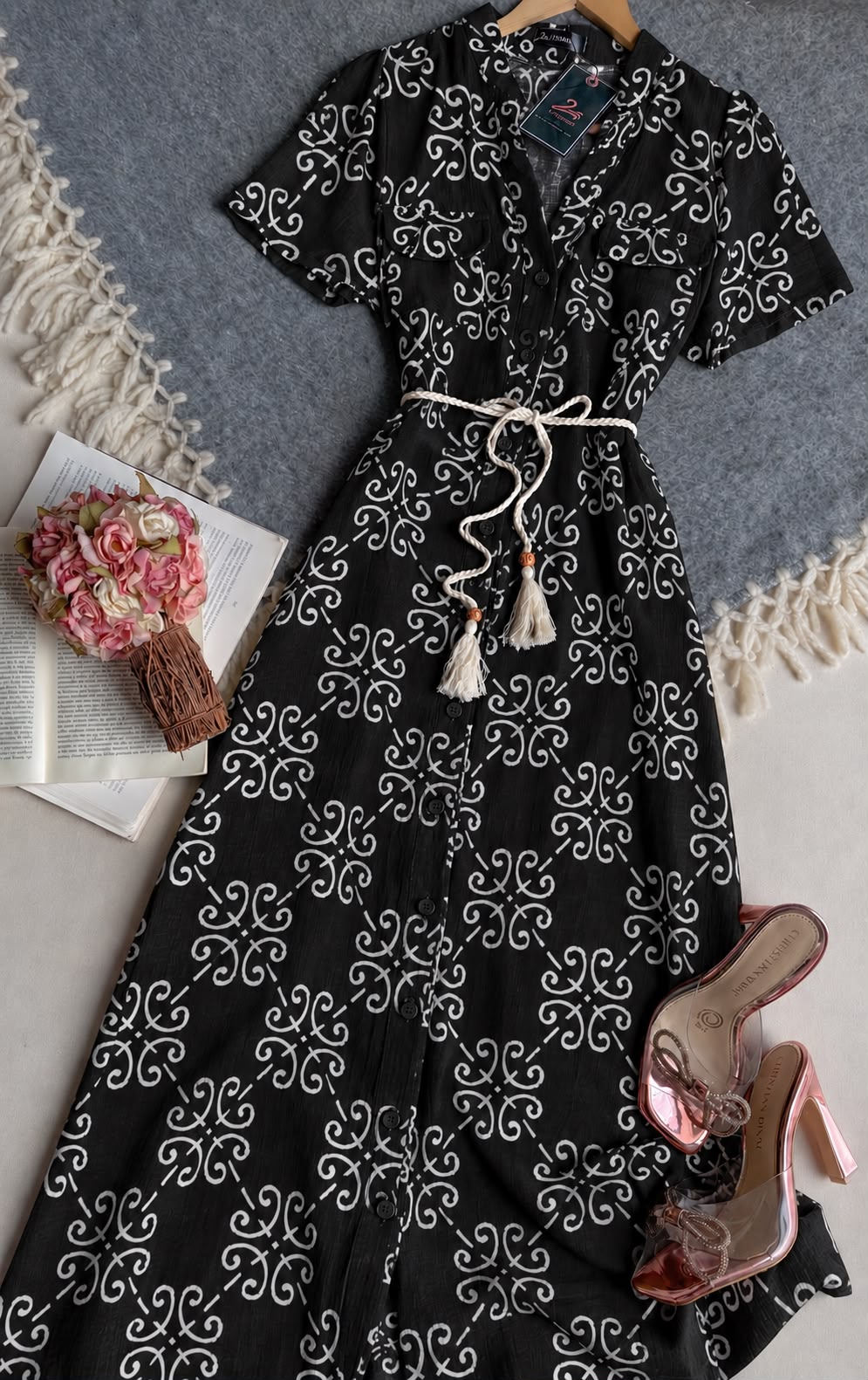Vestido Negro ZISSACHAR Largo Manga Corta Estampado Blanco Con Cinto De Hilo