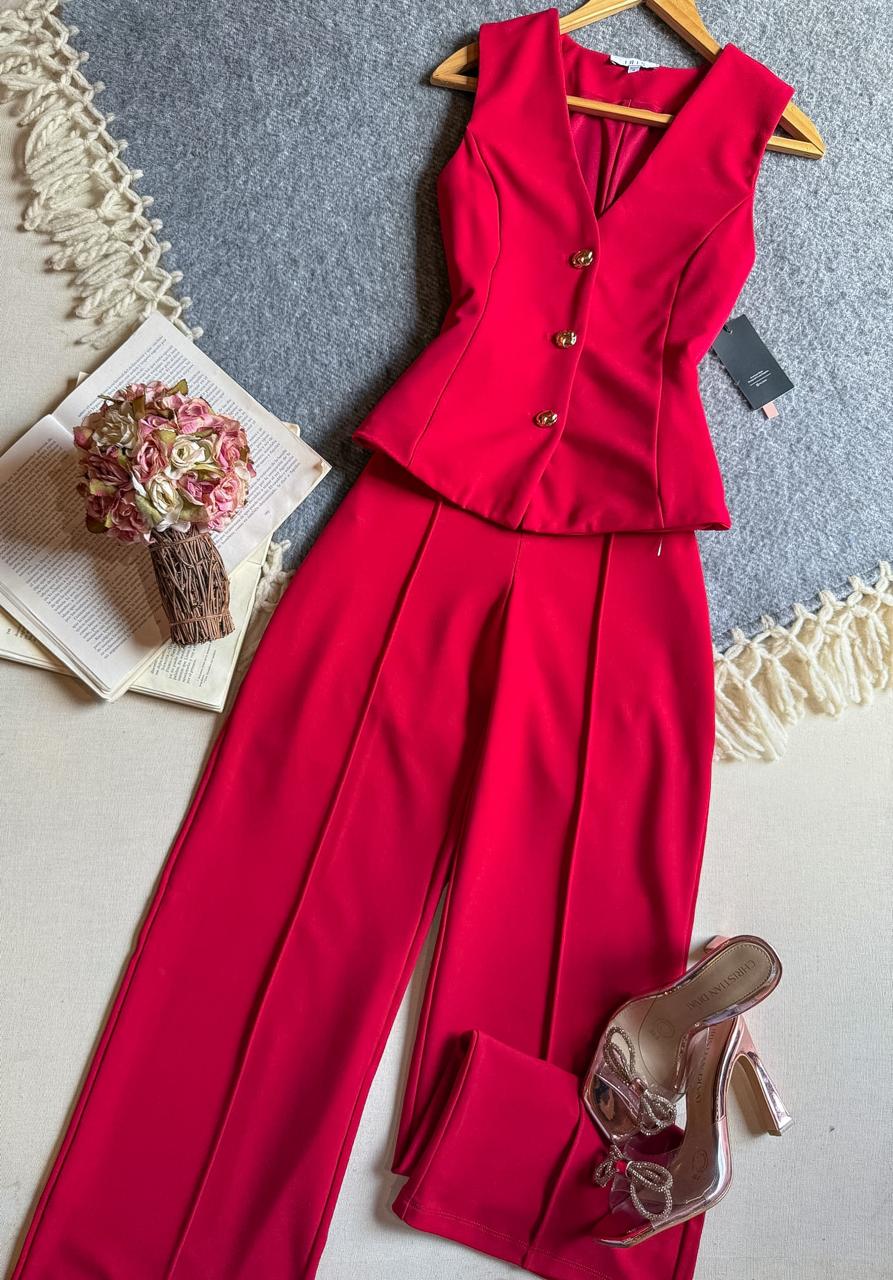 Conjunto Pantalon Rojo Iris Largo Sin Manga Chalequito Con Botones Dorados
