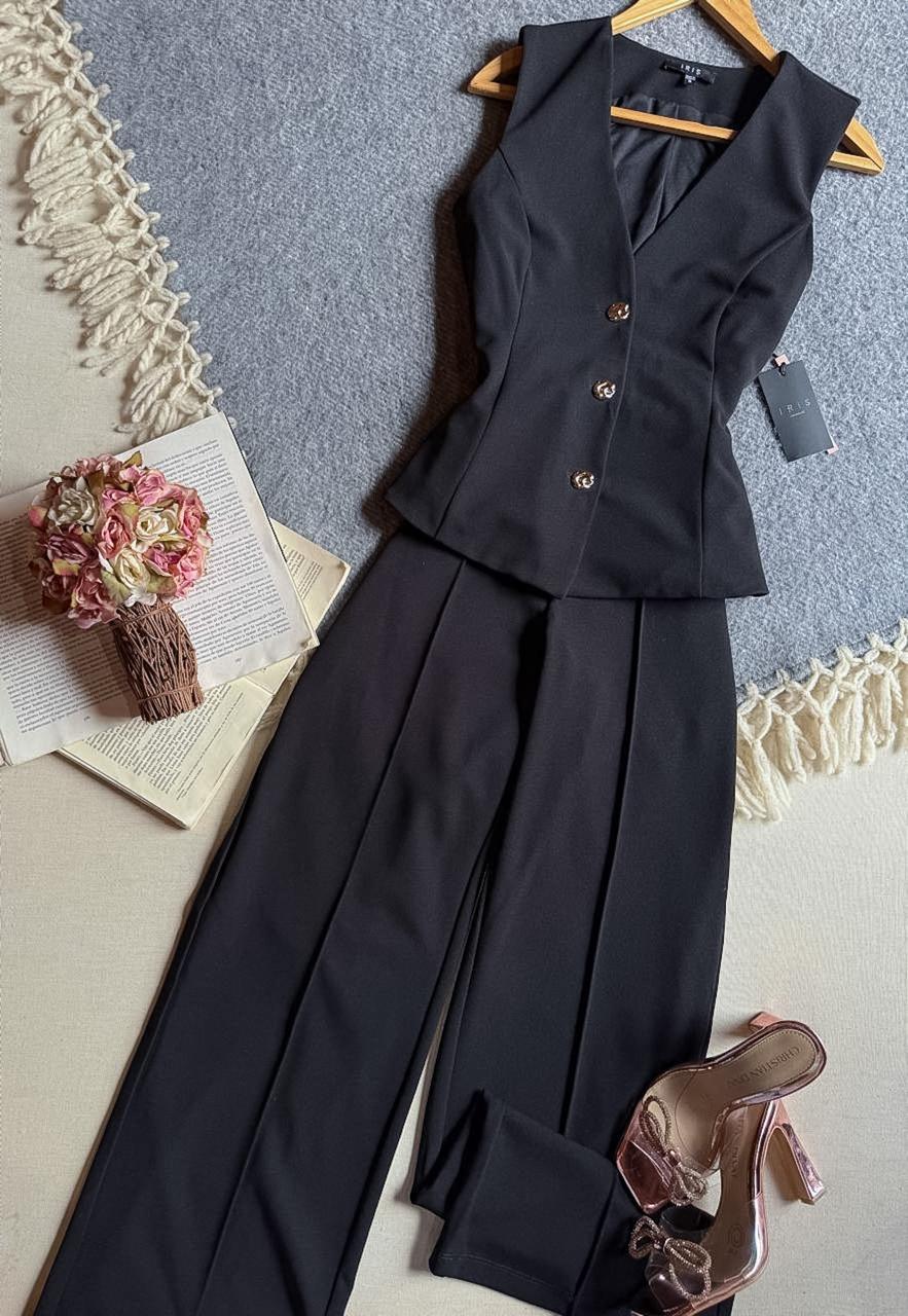 Conjunto Pantalon Negro Iris Largo Sin Manga Chalequito Con Botones Dorados