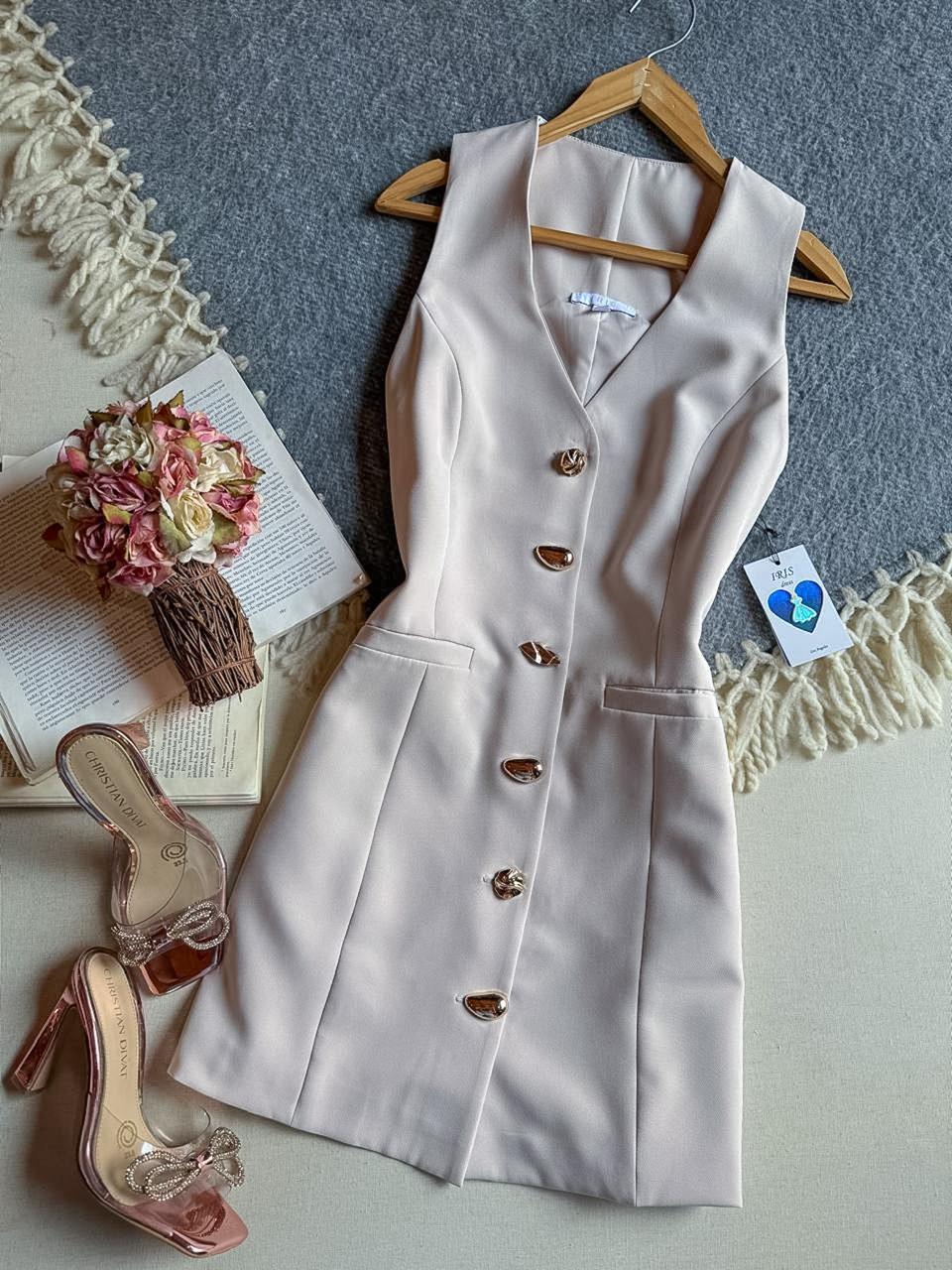 Vestido Beige Iris Corto Sin Manga Tipo Blazer Con Botones Dorados