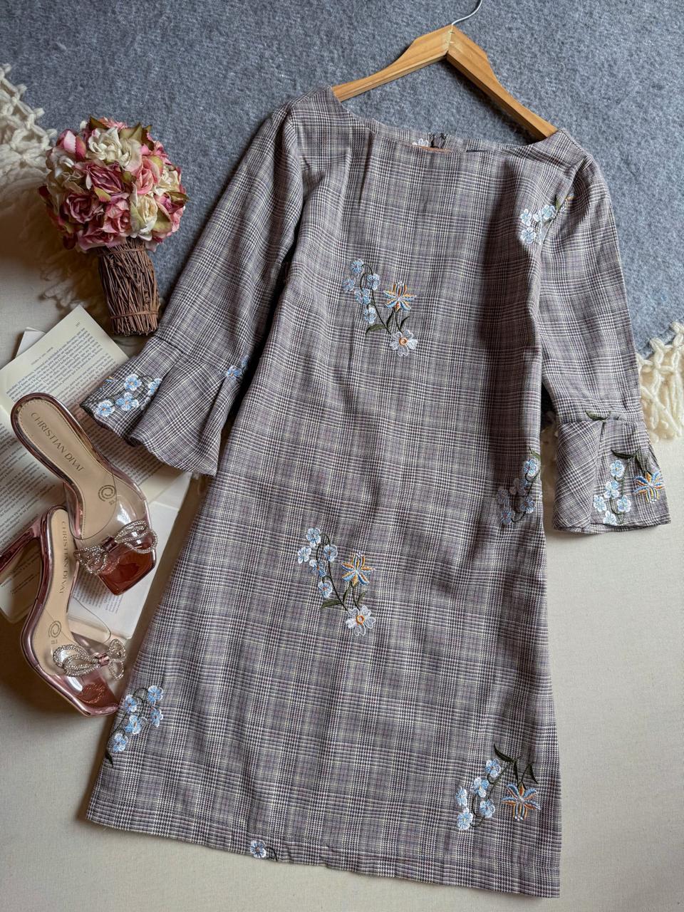 Vestido Gris INA Corto Manga 3/4 De Lineas Flores Bordadas Azules