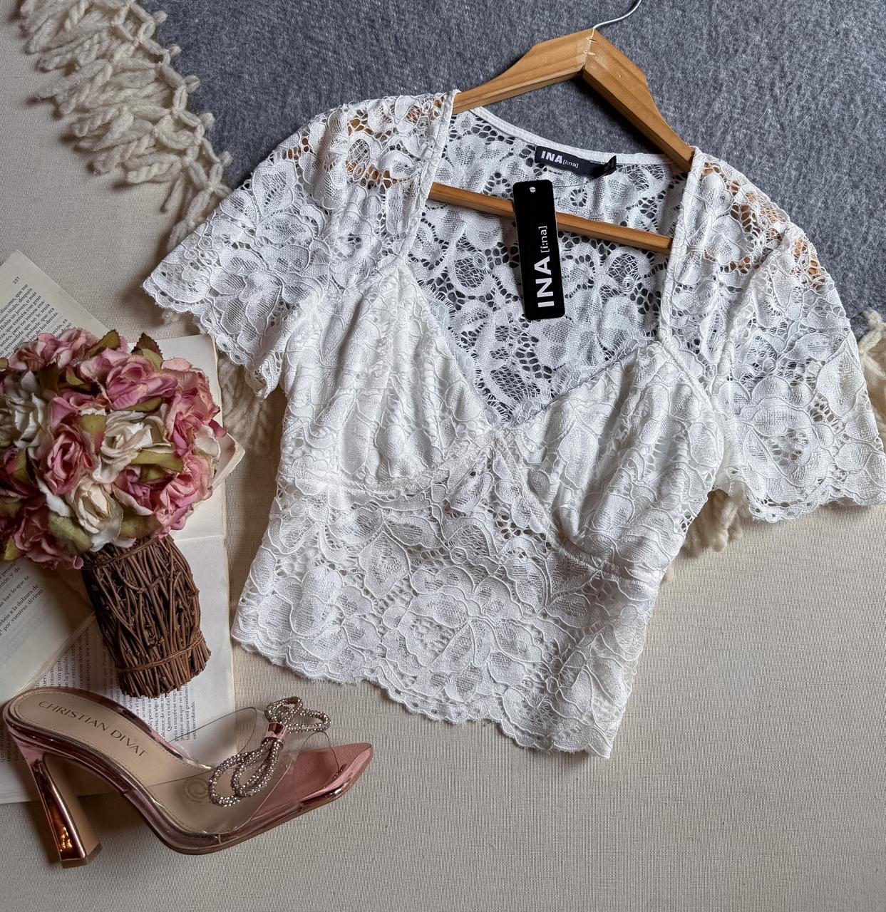 Crop Top Blanco INA Corto Manga Corta De Encaje Con Copas Simuladas
