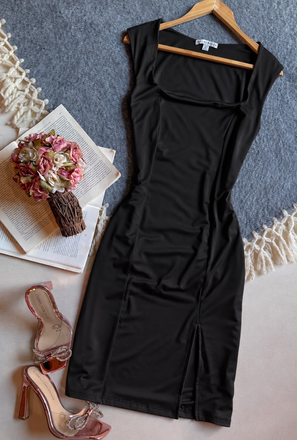 Vestido Negro Haute Monde Corto Manga Corta Con Abertura En Pierna