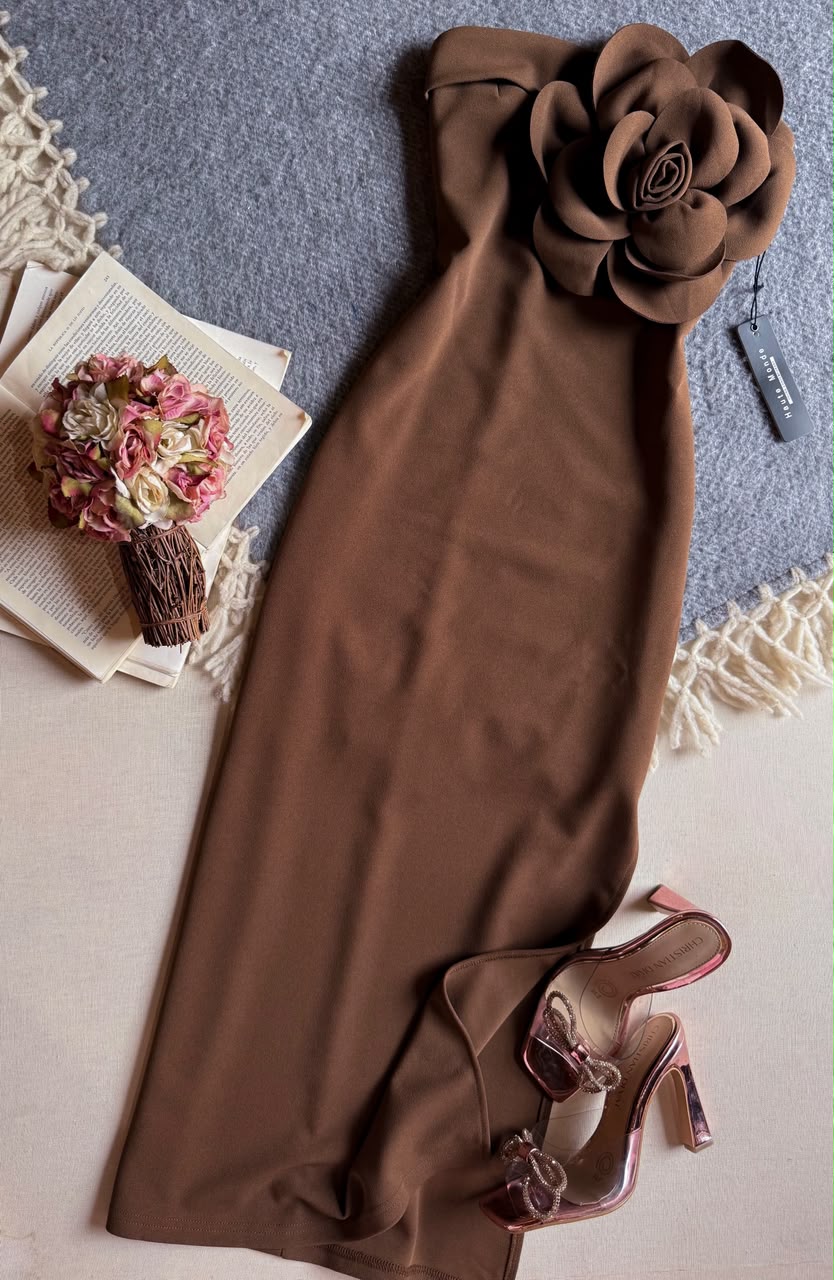 Vestido Cafe Haute Monde Midi Straple Con Flor 3D En Pecho
