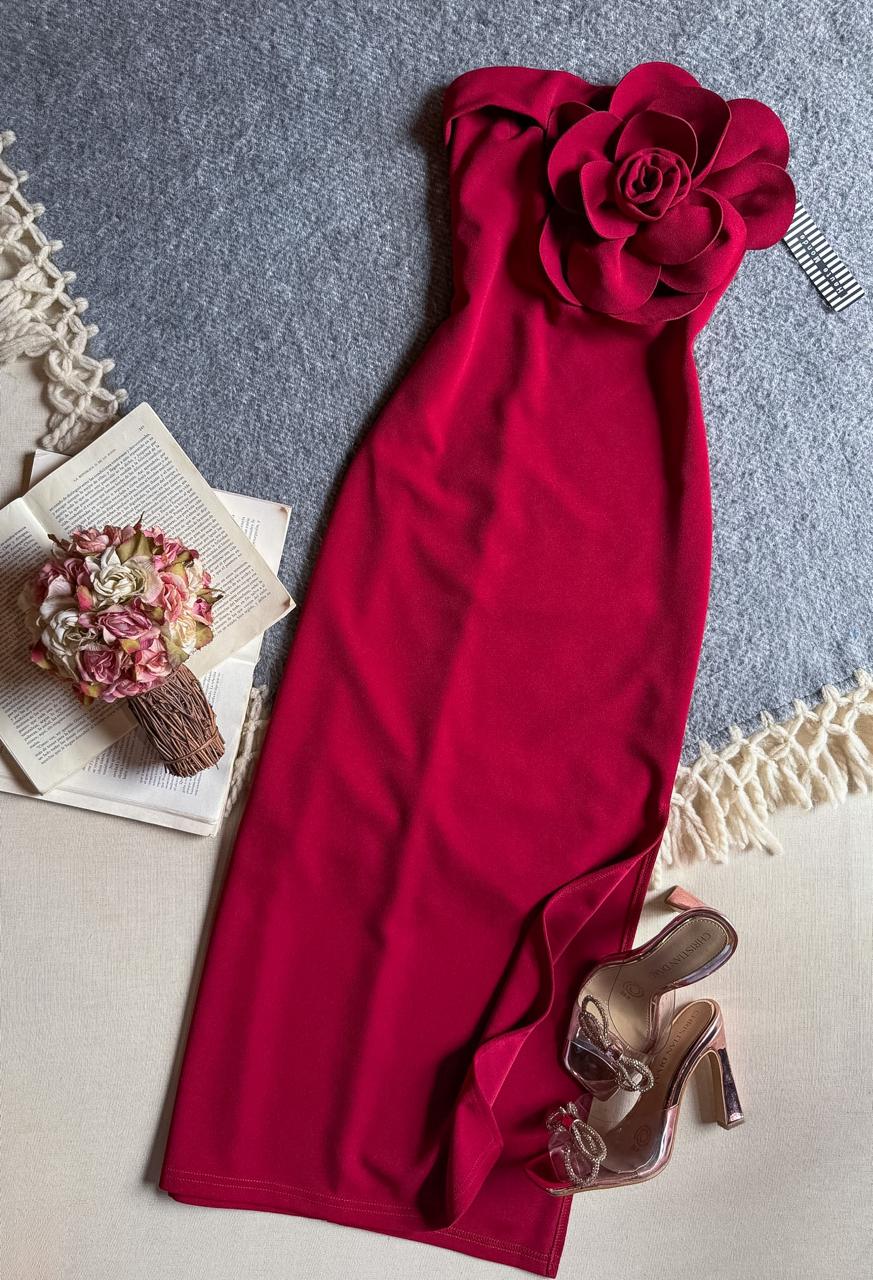 Vestido Rojo oscuro Haute Monde Midi Straple Con Flor 3D En Pecho