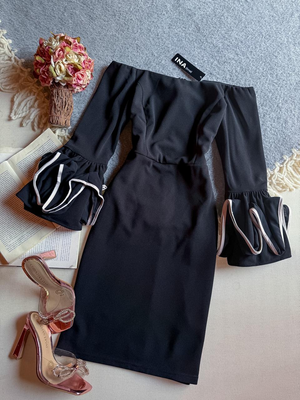 Vestido Negro INA Corto Manga Larga Campesino Olanes Blancos en Manga 