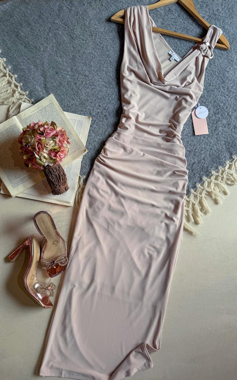 Vestido Beige Blashe Largo Sin Manga Corrgado Con Detalle Metalico En Hombro