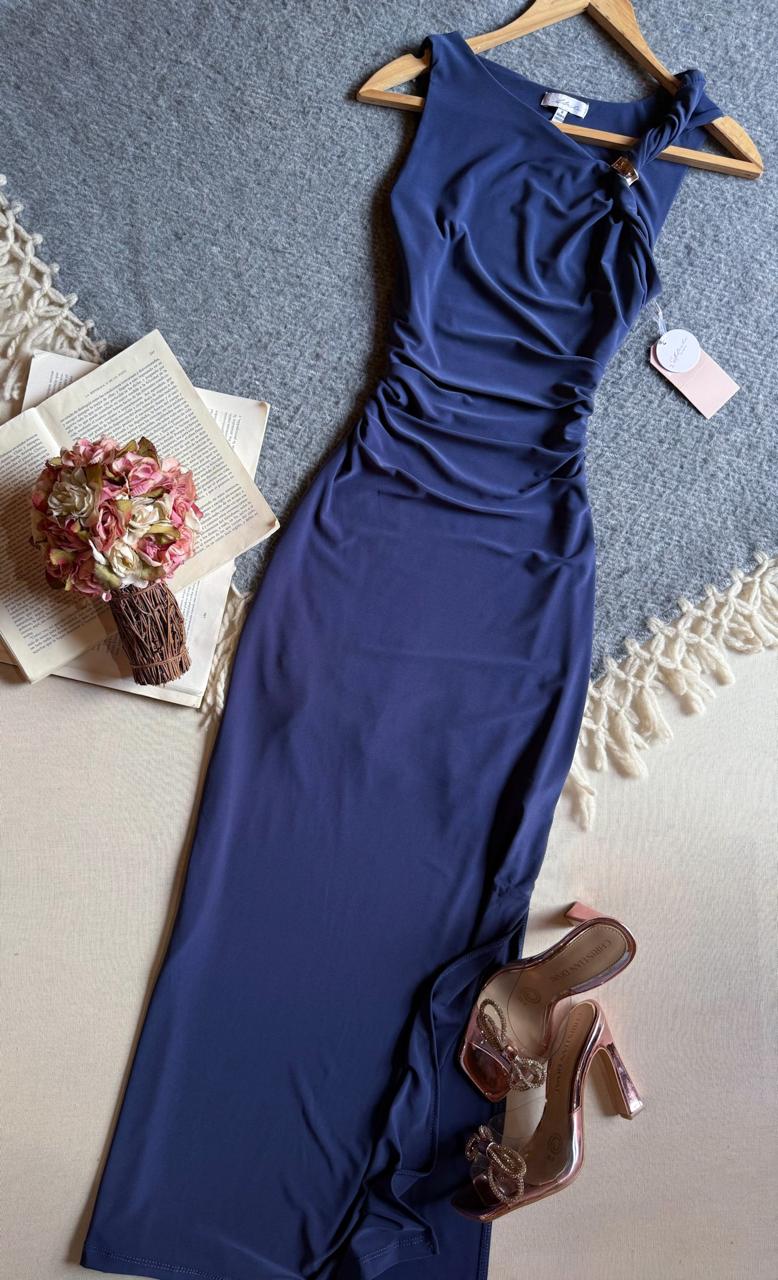 Vestido Azul Blashe Largo Sin Manga Torcido Y Detalle Metalico En Hombro