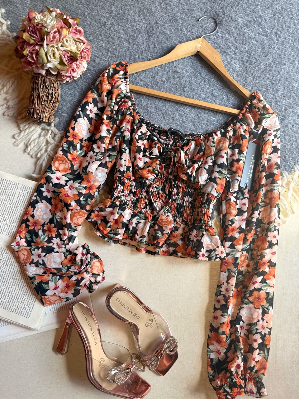 Blusa Negro Haute Monde Corto Manga Larga Flores de Colores