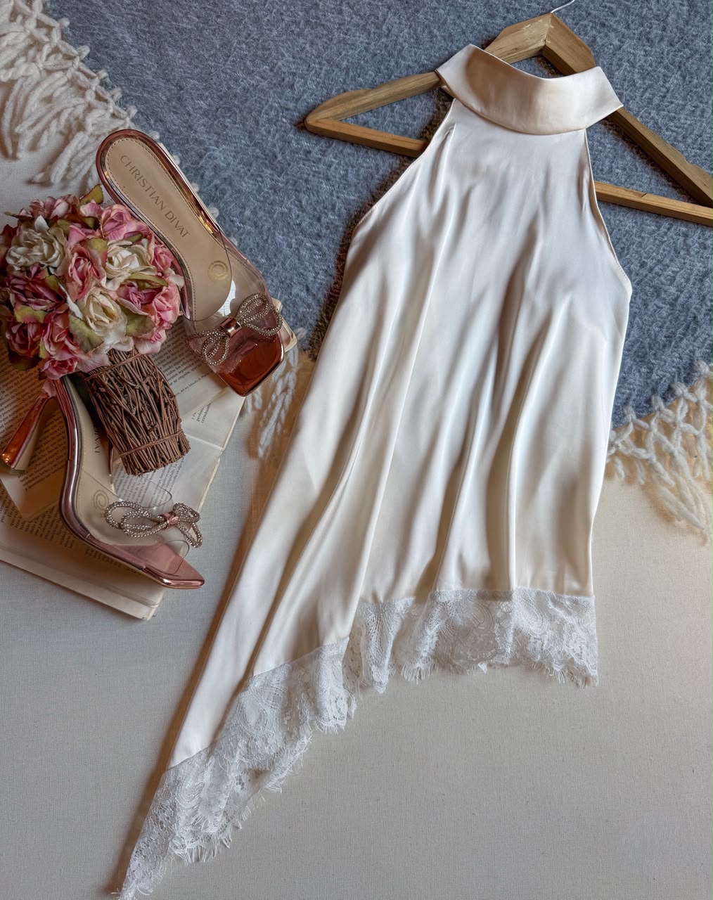 Blusa Beige Love Tree  Halter Asimetrico Encaje Abajo 