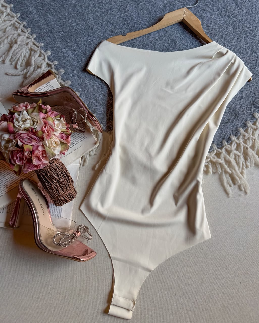 Body Beige Iris Largo Manga Corta Plisado En Un Hombro