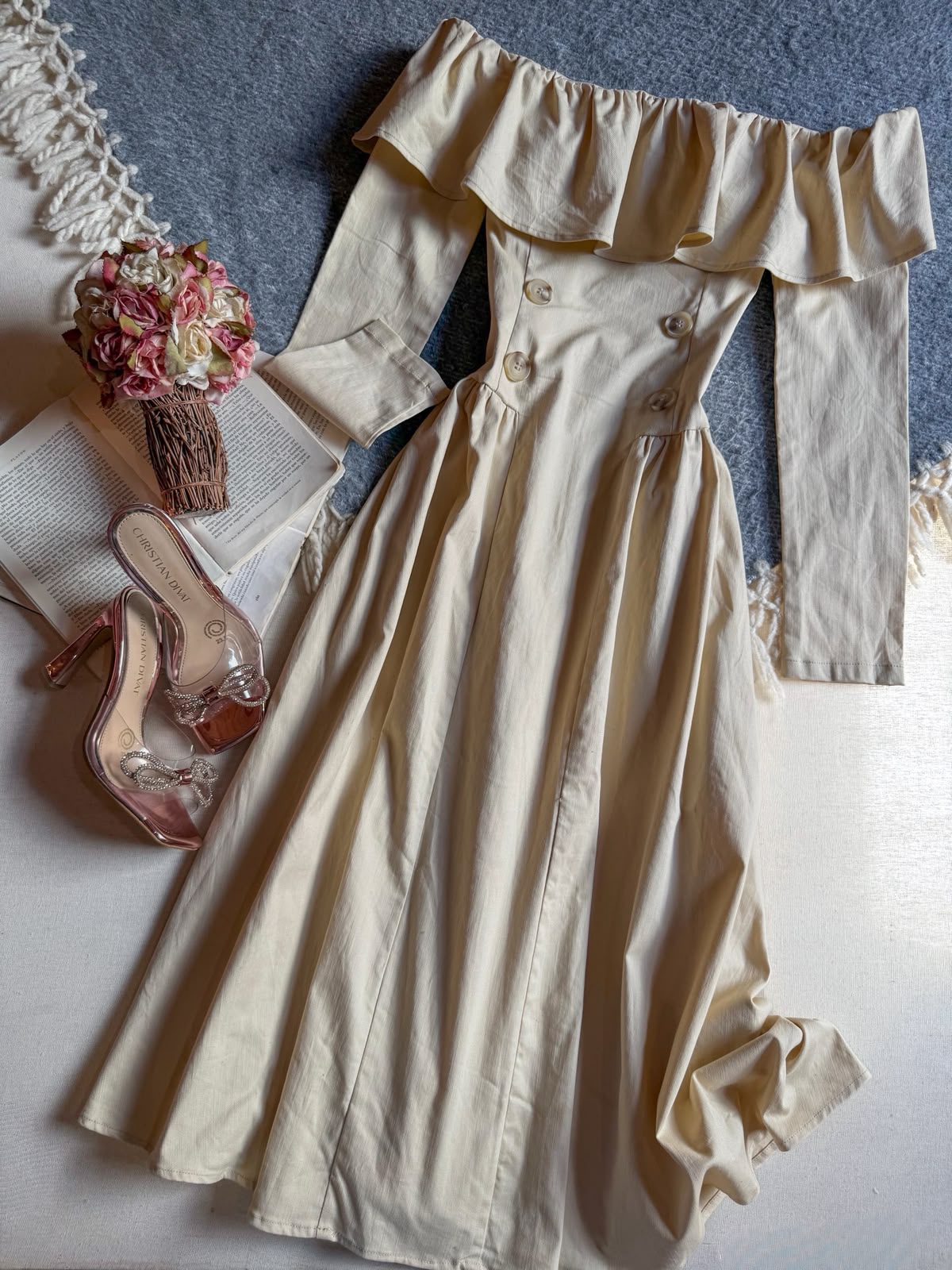 Vestido Beige de la marca Importación Premium talla Midi con manga Manga 3/4